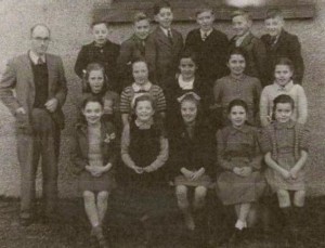 Mr. Williams Teacher 1947 [T]  Meirion, Daniel, Raymond, Ieuan Dafydd, Gwyn [M] Ann, Elizabeth, Myfanwy, Sydney, Mair [B] Jean, Maureen, Erina, Eirlys, Jennifer